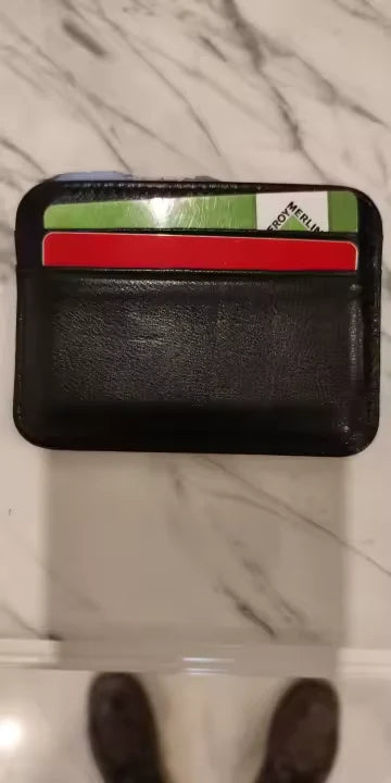 Portacarte nero con carte su una superficie in marmo