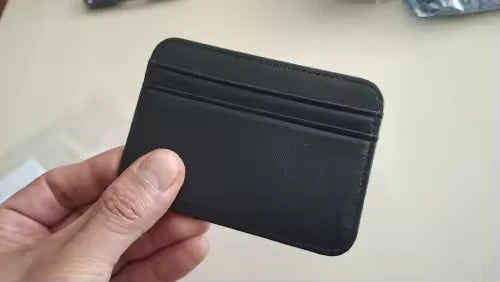 Cliente che mostra il retro del portacarte nero